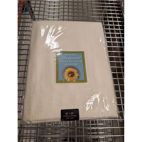 NAPPE EN POLYESTER JACQUARD 60 PO X 84 PO (JAUNE PÂLE)