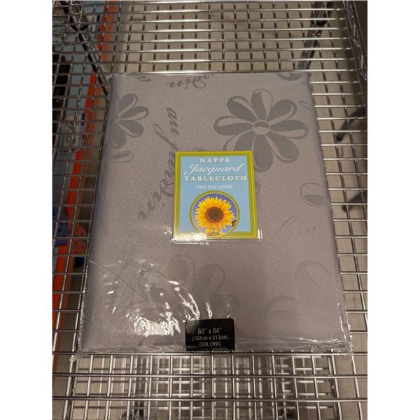 NAPPE EN POLYESTER JACQUARD 60 PO X 84 PO (MOTIF FLORAL GRIS)