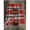 Image 1 : NAPPE MILES 54 PO X 70 PO (CARREAUX ROUGE, NOIR ET BLANC)