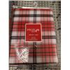 Image 1 : NAPPE MILES 54 PO X 70 PO (CARREAUX ROUGE, NOIR ET BLANC)