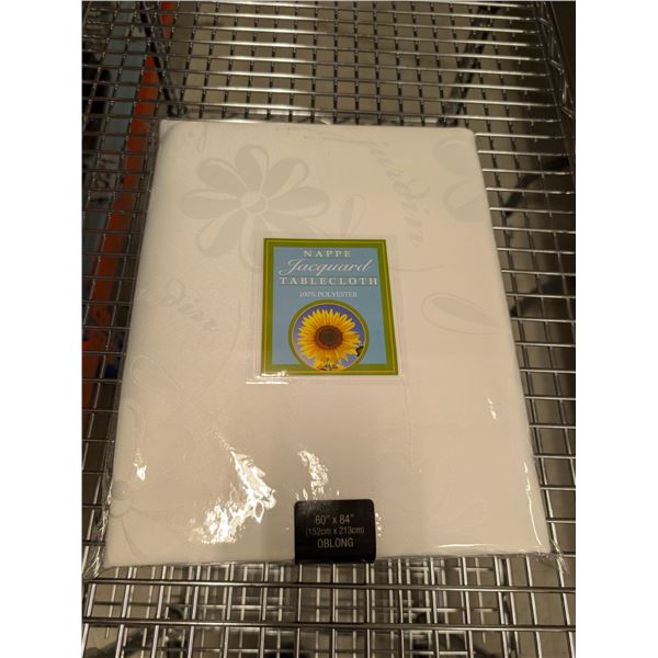 NAPPE EN POLYESTER JACQUARD 60 PO X 84 PO (CRÈME)