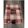 Image 1 : NAPPE MILES 60 PO X 84 PO (CARREAUX ROUGE ET BLANC)