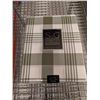 Image 1 : NAPPE S&G 54 PO X 70 PO (CARREAUX VERT ET BLANC)