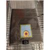Image 1 : NAPPE EN POLYESTER JACQUARD 60 PO X 84 PO (MOTIF CARRÉS BRUNS)