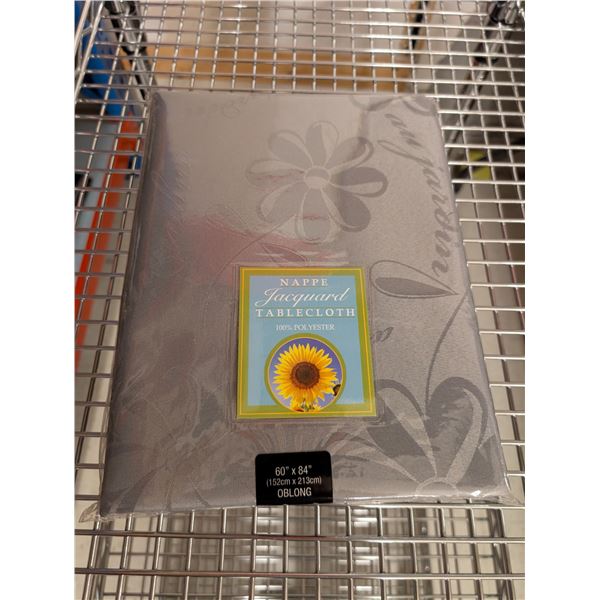 NAPPE EN POLYESTER JACQUARD 60 PO X 84 PO (MOTIF FLORAL GRIS)