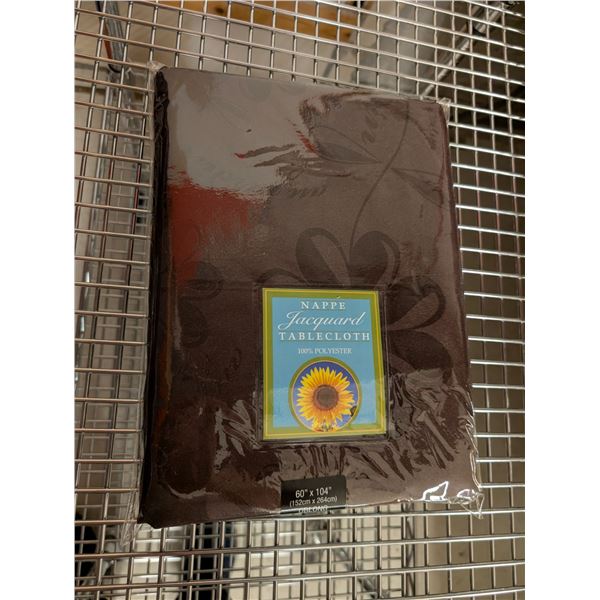 NAPPE EN POLYESTER JACQUARD 60 PO X 104 PO (MOTIF FLORAL BRUN)