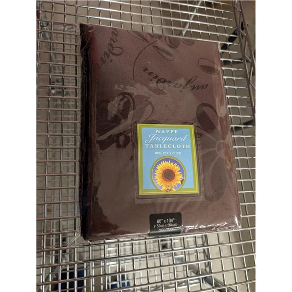 NAPPE EN POLYESTER JACQUARD 60 PO X 104 PO (MOTIF FLORAL BRUN)