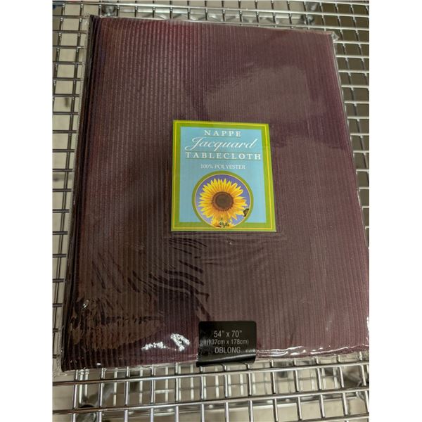 NAPPE EN POLYESTER JACQUARD 54 PO X 70 PO (RAYURES BRUNES)