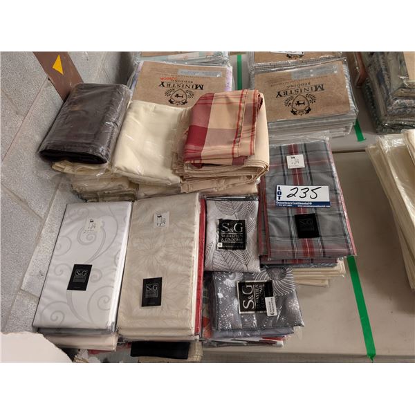 LOT DE NAPPES, HOUSSES DE CHAISES ET SERVIETTES ASSORTIES
