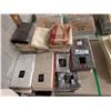 Image 1 : LOT DE NAPPES, HOUSSES DE CHAISES ET SERVIETTES ASSORTIES