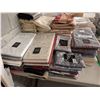 Image 2 : LOT DE NAPPES, HOUSSES DE CHAISES ET SERVIETTES ASSORTIES