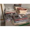 Image 3 : LOT DE NAPPES, HOUSSES DE CHAISES ET SERVIETTES ASSORTIES