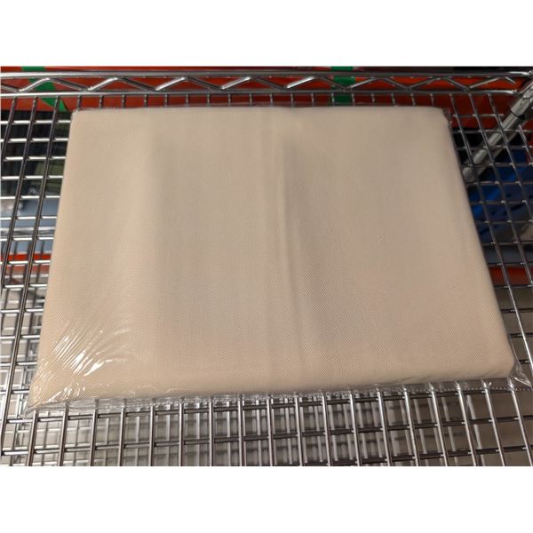 NAPPE 54 PO X 84 PO (CRÈME)