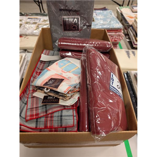 LOT DE NAPPES ET CHEMINS DE TABLE ASSORTIS
