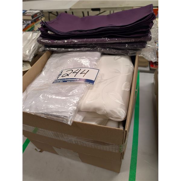 LOT DE SERVIETTES DE TABLE ET NAPPES ASSORTIES