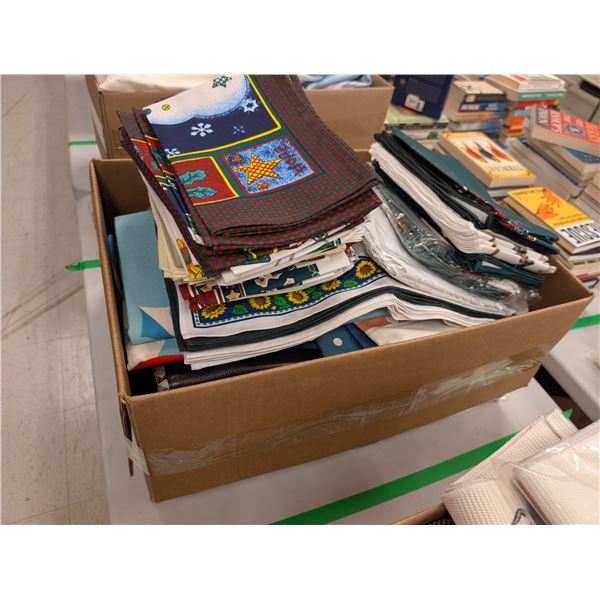 LOT DE NAPPERONS DE NOËL ASSORTIS