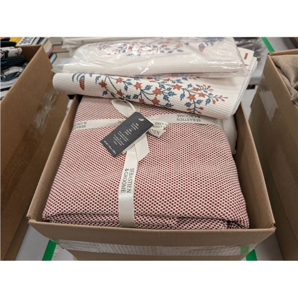 LOT DE NAPPES ET NAPPERONS ASSORTIS