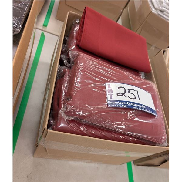 LOT DE NAPPES ET NAPPERONS ASSORTIS (ROUGE)