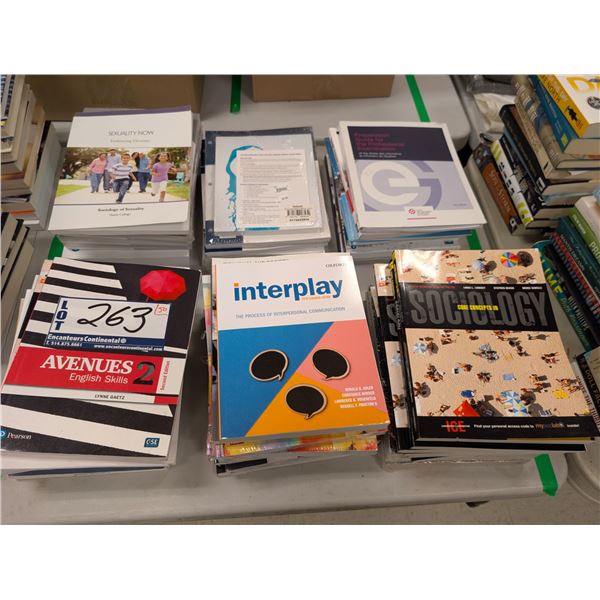 LOT DE 50 MANUELS SCOLAIRES ANGLAIS ASSORTIS