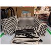 Image 1 : LOT DE 4 SACS À MAIN ET PORTEFEUILLES BL|STYLE ASSORTIS AVEC FOULARDS ASSORTIS (PIED-DE-POULE NOIR E