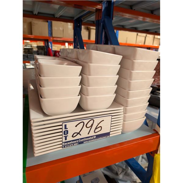 LOT DE 11 PLATEAUX DE SERVICE (17,5 PO X 10,5 PO) ET 18 BOLS TRIPLES (14,5 PO X 4,5 PO)