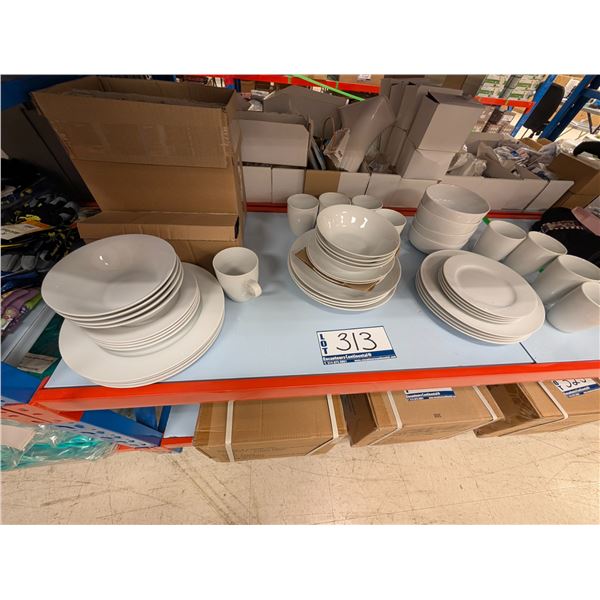 LOT DE 60 PIÈCES DE VAISSELLE ET TASSES ASSORTIES