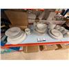 Image 1 : LOT DE 60 PIÈCES DE VAISSELLE ET TASSES ASSORTIES