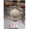 Image 3 : LOT DE 60 PIÈCES DE VAISSELLE ET TASSES ASSORTIES