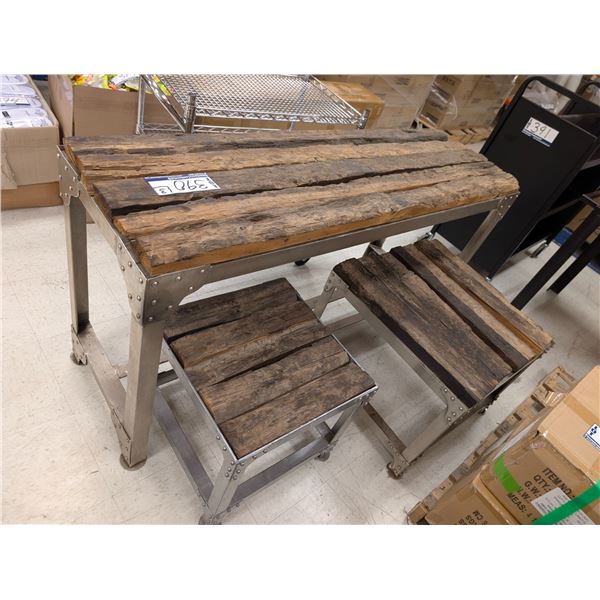 LOT DE 3 TABLES RUSTIQUES AVEC TABOURETS