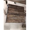 Image 2 : LOT DE 3 TABLES RUSTIQUES AVEC TABOURETS