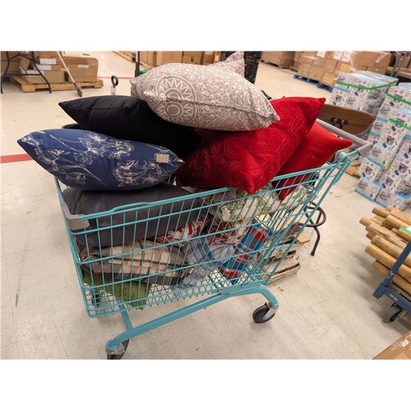 LOT DE 14 COUSSINS ASSORTIS
