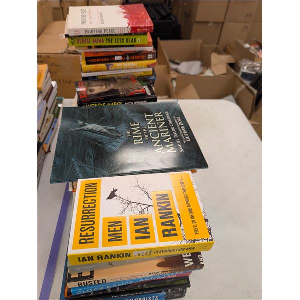 LOT DE +/- 50 LIVRES ANGLAIS ASSORTIS