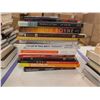 Image 4 : LOT DE +/- 50 LIVRES ANGLAIS ASSORTIS