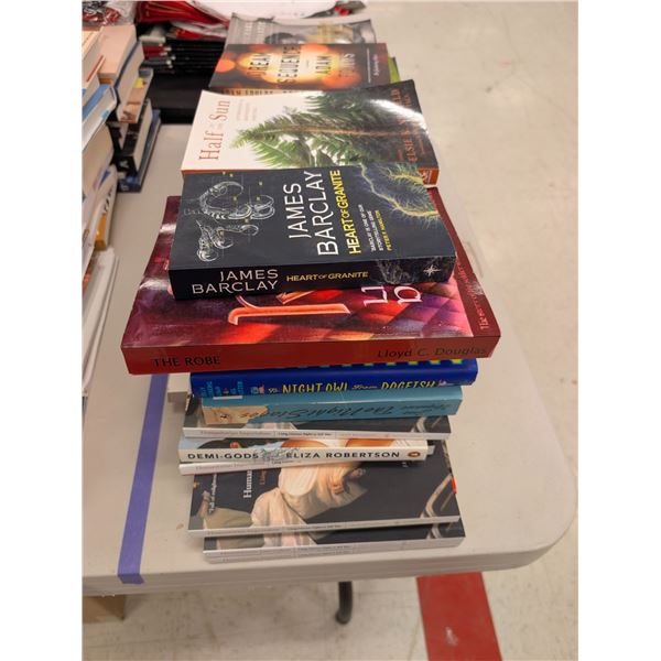 LOT DE +/- 50 LIVRES ANGLAIS ASSORTIS