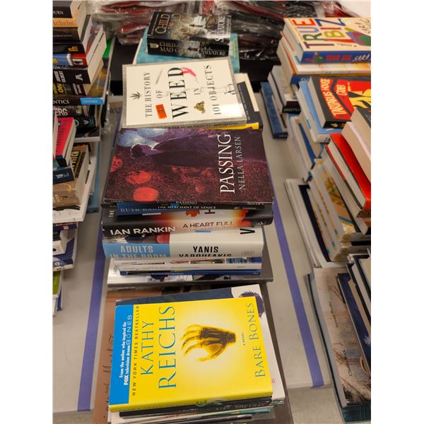 LOT DE +/- 50 LIVRES ANGLAIS ASSORTIS