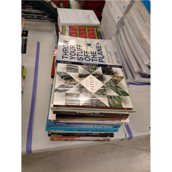 LOT DE +/- 50 LIVRES ANGLAIS ASSORTIS