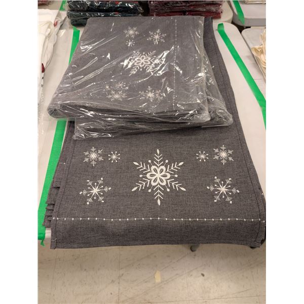 LOT DE CHEMINS DE TABLE MOTIF FLOCONS