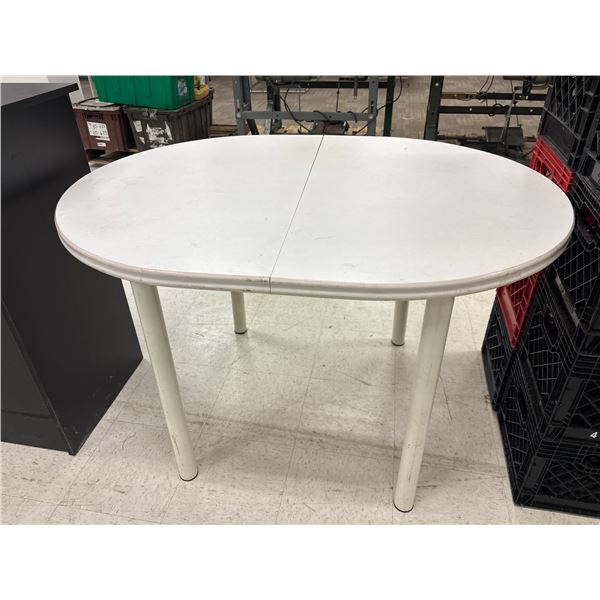 TABLE OVALE EN MÉLAMINE 47" X 36" X 30"