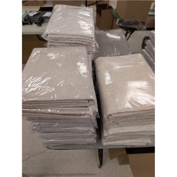 LOT DE 30 NAPPES BEIGES ASSORTIES