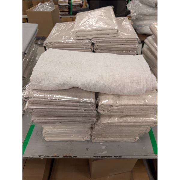 LOT DE 35 NAPPES BEIGES ASSORTIES