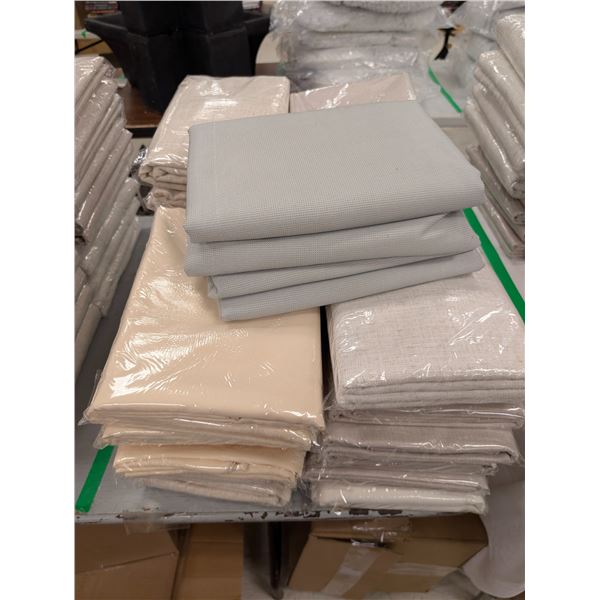 LOT DE 33 NAPPES BEIGES ASSORTIES