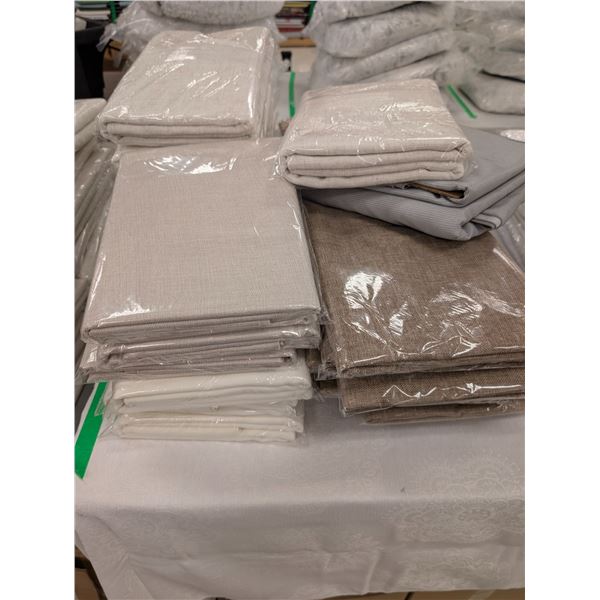 LOT DE 35 NAPPES BEIGES ASSORTIES