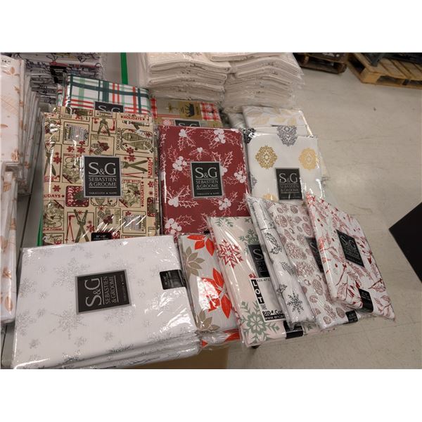 LOT DE 32 NAPPES ASSORTIES THÈME NOËL