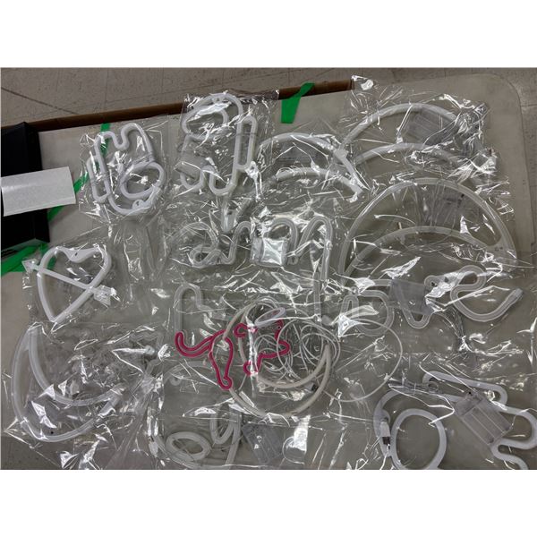 LOT DE 13 LUMIÈRES DÉCORATIVES AU NÉON ASSORTIES