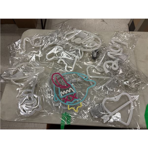 LOT DE 13 LUMIÈRES DÉCORATIVES AU NÉON ASSORTIES