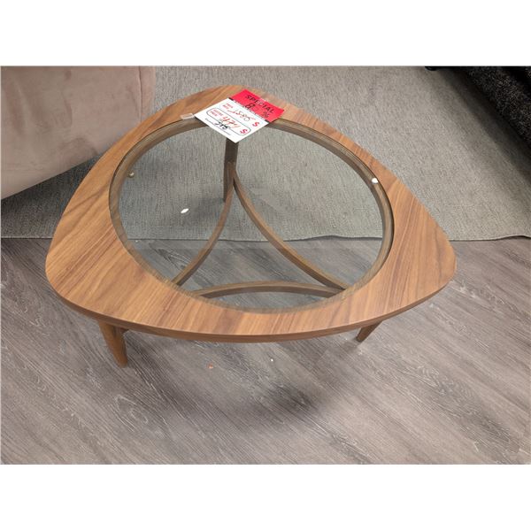 TABLE À CAFÉ TRIANGULAIRE (BOIS/VERRE) #CYU213A #CYU213B #CNT42551 & #CNT42758 31,5 PO DIA. (FORME I