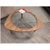 Image 1 : TABLE À CAFÉ TRIANGULAIRE (BOIS/VERRE) #CYU213A #CYU213B #CNT42551 & #CNT42758 31,5 PO DIA. (FORME I