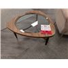 Image 2 : TABLE À CAFÉ TRIANGULAIRE (BOIS/VERRE) #CYU213A #CYU213B #CNT42551 & #CNT42758 31,5 PO DIA. (FORME I