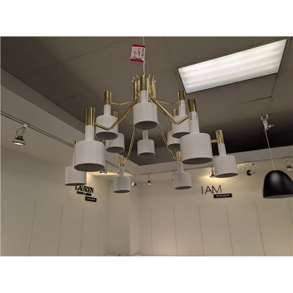 LUSTRE 12 LUMIÈRES (BLANC/LAITON) #HGRA544 #CNT43105 PDSF 1 884 $