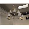 Image 1 : LUSTRE 12 LUMIÈRES (BLANC/LAITON) #HGRA544 #CNT43105 PDSF 1 884 $